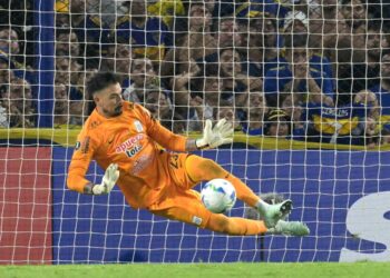 Momento cumbre de Guillermo Viscarra, cuando tapó el quinto penal a Boca en La Bombonera