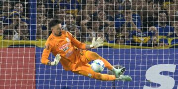 Momento cumbre de Guillermo Viscarra, cuando tapó el quinto penal a Boca en La Bombonera