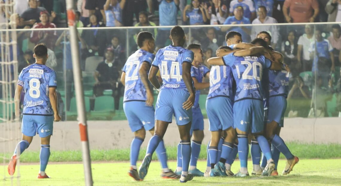 Los blooministas celebran su primer gol en el Tahuichi.