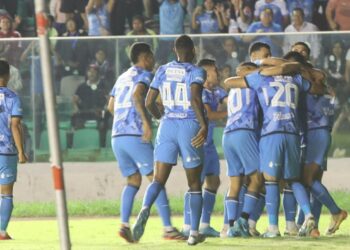 Los blooministas celebran su primer gol en el Tahuichi.