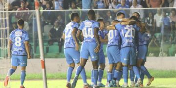 Los blooministas celebran su primer gol en el Tahuichi.