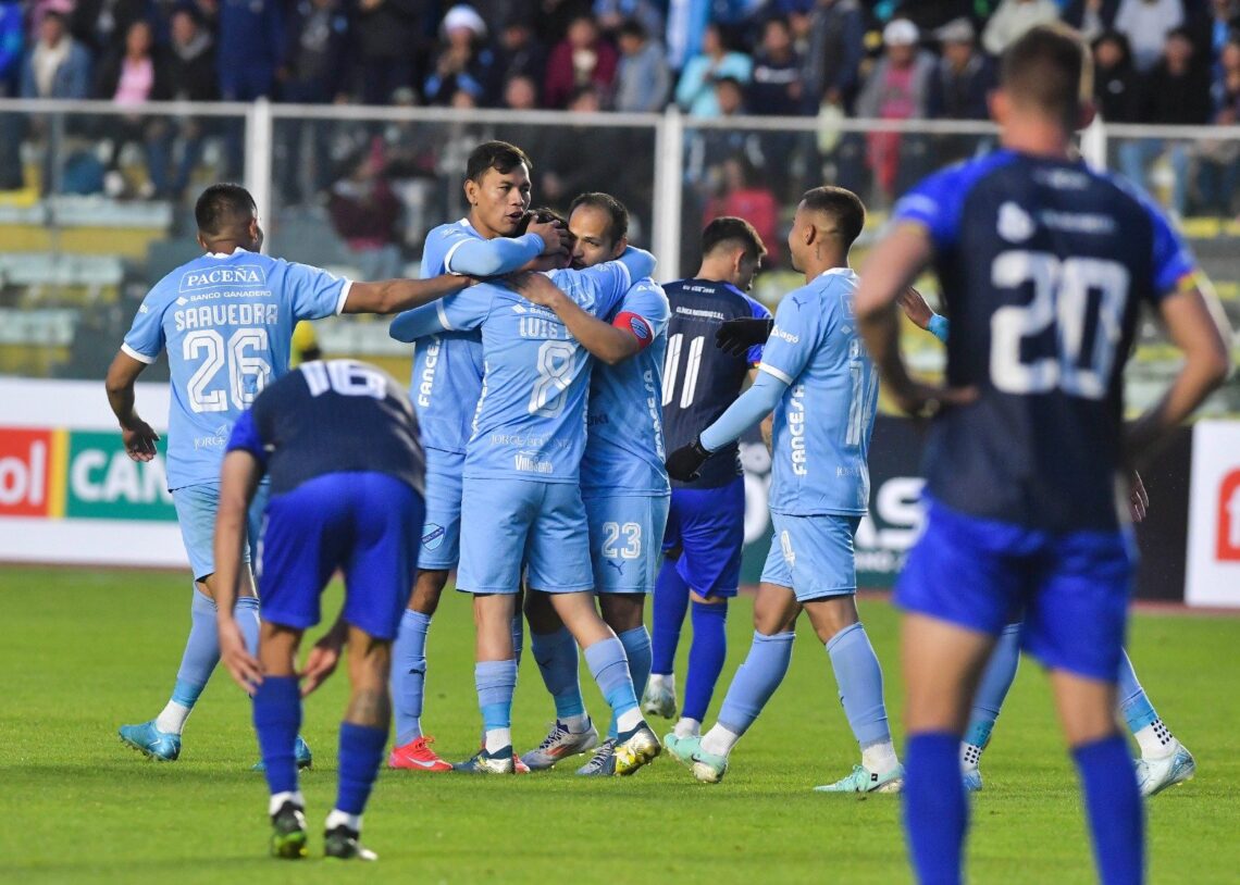 Los celestes celebran la goleada en casa ante cerca a 20.000 aficionados.