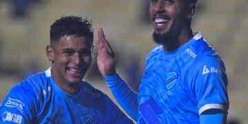 Yomar Rocha y Fabio Gomes celebran el segundo gol este lunes en el Hernando Siles.
