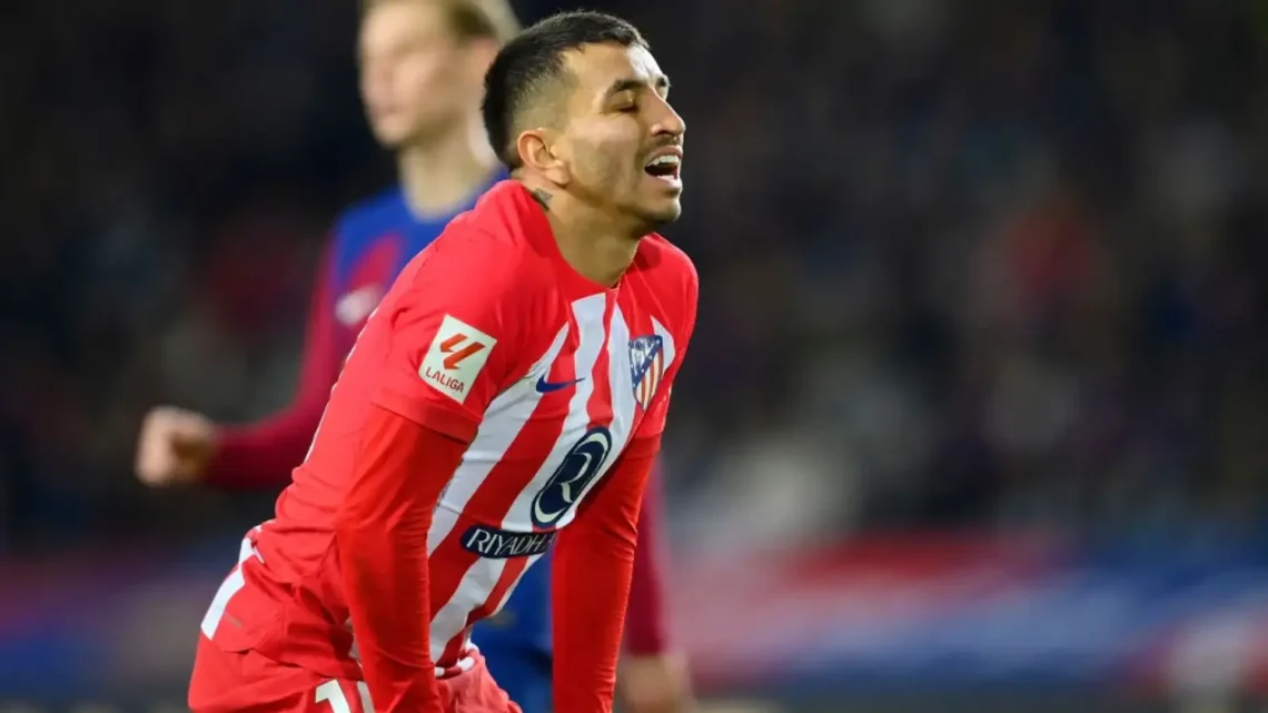 El argentino Ángel correa se lamenta en un partido del Atlético Madrid.