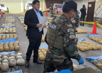 El viceministro de Sustancia Controladas, Jaime Mamani, brinda un reporte del ilícito incautado.