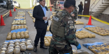 El viceministro de Sustancia Controladas, Jaime Mamani, brinda un reporte del ilícito incautado.