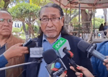 El presidente del Frente Para la Victoria (FPV), Eliseo Rodríguez, es entrevistado por la prensa.