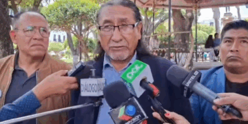 El presidente del Frente Para la Victoria (FPV), Eliseo Rodríguez, es entrevistado por la prensa.