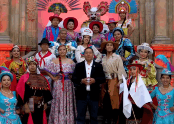 El presidente Luis Arce junto a danzarines de todas las regiones del país.