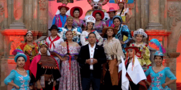 El presidente Luis Arce junto a danzarines de todas las regiones del país.
