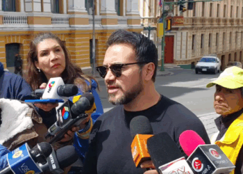 El diputados de CC Alejandro Reyes es entrevistado por la prensa.