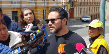 El diputados de CC Alejandro Reyes es entrevistado por la prensa.