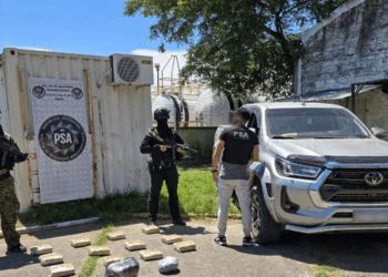La Policía de Argentina muestra la droga incautada y uno de los vehículos secuestrados.