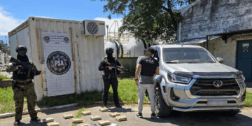 La Policía de Argentina muestra la droga incautada y uno de los vehículos secuestrados.