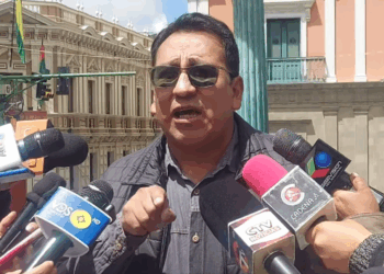 El diputado arcista Zacarías Laura es entrevistado por la prensa.