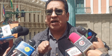 El diputado arcista Zacarías Laura es entrevistado por la prensa.
