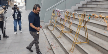 Uno de los activistas inicia con la ch'alla a la Casa Grande del Pueblo.