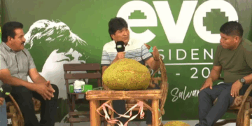 El presidente Evo Morales con los colores del FPV y dirigentes cercanos.
