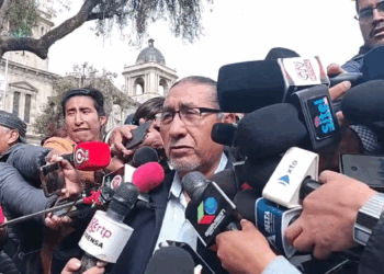 Eliseo Rodríguez, jefe nacional del FPV, brinda una conferencia de prensa.