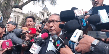 Eliseo Rodríguez, jefe nacional del FPV, brinda una conferencia de prensa.