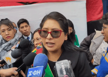 La alcaldesa Evo Copa es entrevistada por la prensa.