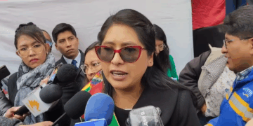 La alcaldesa Evo Copa es entrevistada por la prensa.