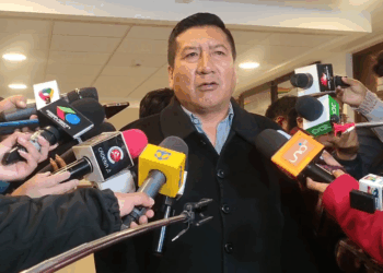 El diputado evista Freddy Mamani es entrevistado por la prensa.