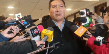 El diputado evista Freddy Mamani es entrevistado por la prensa.