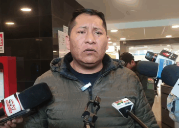 El diputado evista Freddy López es entrevistado por la prensa.