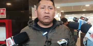 El diputado evista Freddy López es entrevistado por la prensa.