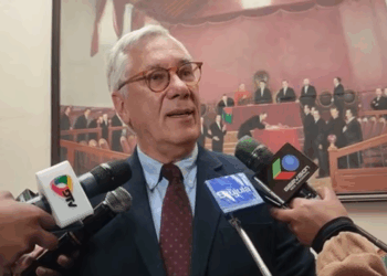 El expresidente Eduardo Rodríguez Velzé es entrevistado por la prensa.