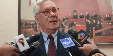 El expresidente Eduardo Rodríguez Velzé es entrevistado por la prensa.