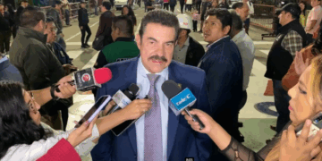 El alcalde de Cochabamba, Manfred Reyes Villas, es entrevistado por la prensa.
Foto: Archivo
