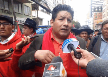 El gobernador de La Paz, Santos Quispe, participa de un acto con su agrupación política.