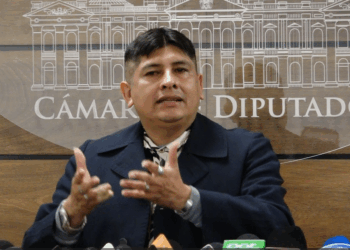 El diputado Rolando Cuellar brinda una conferencia de prensa.
Archivo