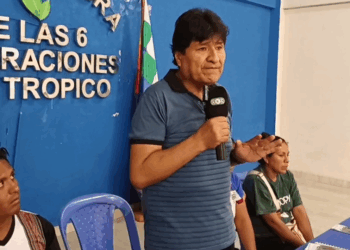 El expresidente Evo Morales participa de una reunión con pobladores de Lauca Ñ.