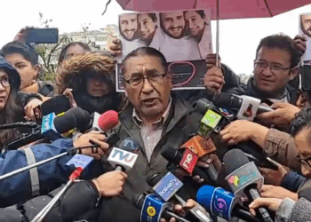 Eliseo Rodríguez, jefe nacional del FPV, es entrevistado por la prensa.
