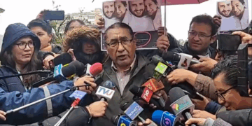 Eliseo Rodríguez, jefe nacional del FPV, es entrevistado por la prensa.
