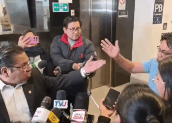 Los diputados Juan José Jauregui y Héctor Arce protagonizan un impasse verbal.