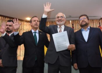 Carlos Mesa junto al bloque de oposición.