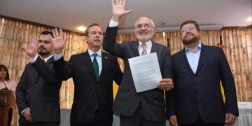 Carlos Mesa junto al bloque de oposición.