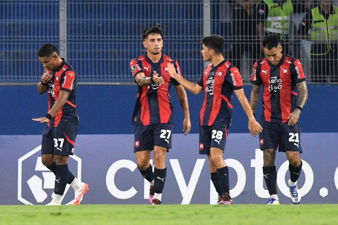 Los jugadores de Cerro Porteño celebran un y su pase a la fase 3 de la copa.
