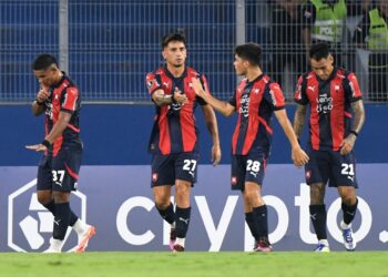 Los jugadores de Cerro Porteño celebran un y su pase a la fase 3 de la copa.