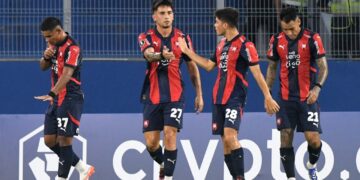 Los jugadores de Cerro Porteño celebran un y su pase a la fase 3 de la copa.