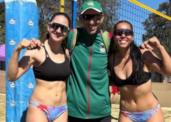 La dupla boliviana con el entrenador.