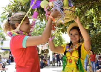 Mujeres bailan en la entrada de Comadres, en una población de Tarija.