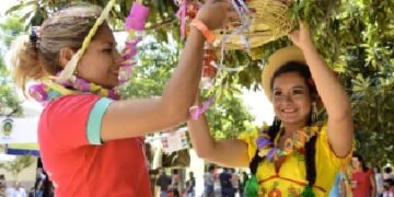 Mujeres bailan en la entrada de Comadres, en una población de Tarija.