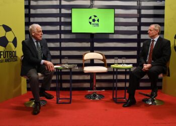 Con la silla vacía por la ausencia de Fernando Costa, presidente de la Federación Boliviana de Fútbol, así dialogaron este miércoles los periodistas Jorge Barraza y José Alberto ‘Gringo’ Gonzales, en el set televisivo de La Razón, en Alto
