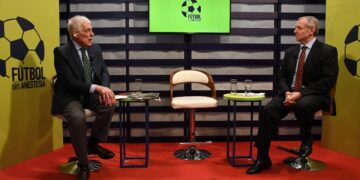Con la silla vacía por la ausencia de Fernando Costa, presidente de la Federación Boliviana de Fútbol, así dialogaron este miércoles los periodistas Jorge Barraza y José Alberto ‘Gringo’ Gonzales, en el set televisivo de La Razón, en Alto