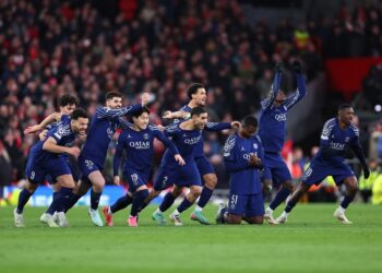 Los jugadores del PSG festejan la clasificación tras los penales.